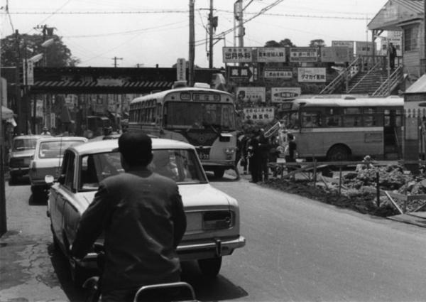 「環状八号線と高井戸駅」拡幅により出たがれきが残っている（1966（昭和41）年撮影。写真提供：杉並区広報課）