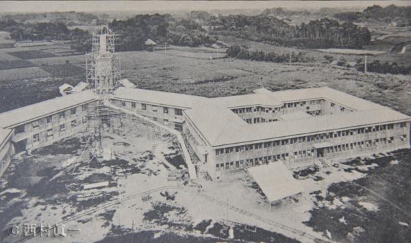 1923(大正12)年 、東京女子大学東西寮建築中の様子。後ろに当時の善福寺池周辺が写っている