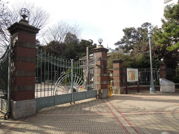 蚕糸の森公園入口の門。右奥に管理事務所がある