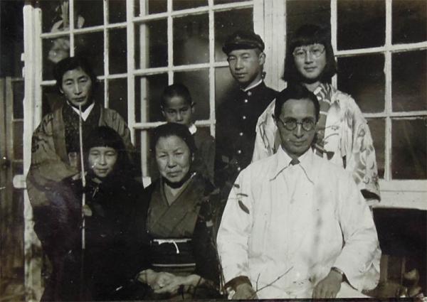 日野桑園の蚕室の前にて。右前が原田忠次先生、右後が西村美紗子さん。1950年頃に撮影（提供：西村家）
