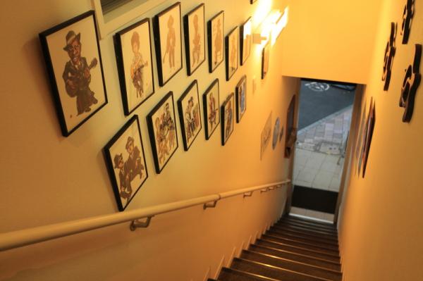 入り口の階段に並ぶ有名アーチストのイラストは、常連客の持ち込み