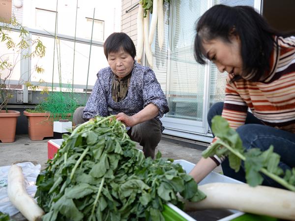 杉並区食育推進ボランティアの吉田千穂さん（写真左）
