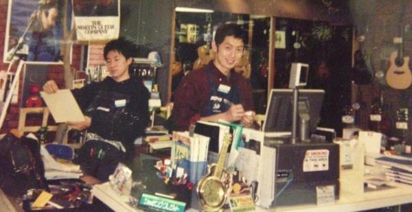 大手楽器店に入社して2年目の小山さん(右）