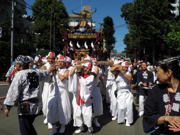壮麗な白装束姿で神輿を担ぐ（写真提供：下高井戸八幡神社）
