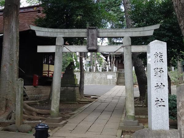 神社入口にある区内最古の鳥居。裏に「文化５年」と彫られている