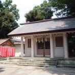 鉄筋コンクリート造りの社殿。左奥は境内末社の白幡稲荷神社