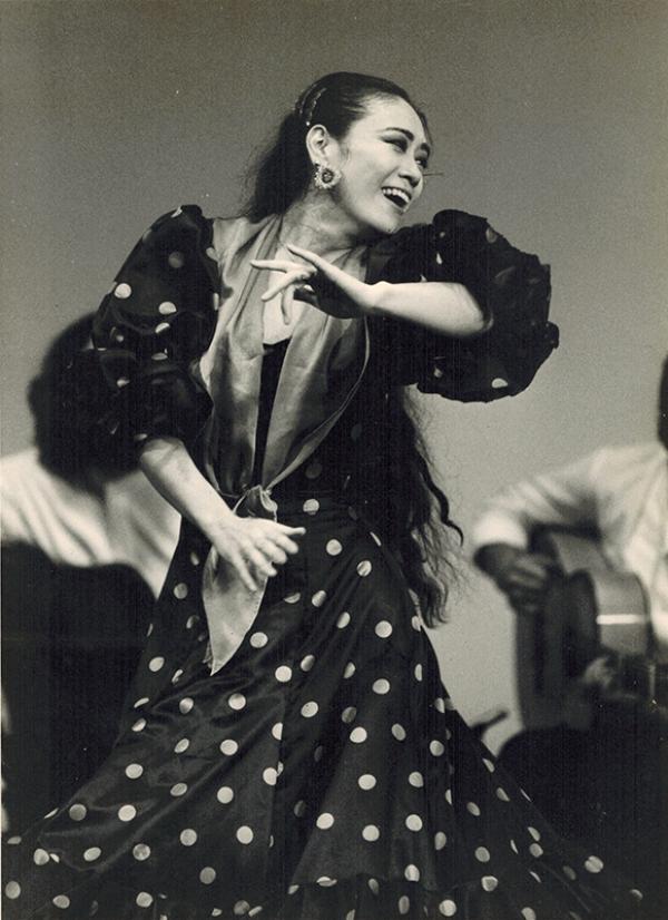 アレグリアス（※２）を踊る20代前半の鈴木眞澄さん（写真提供：鈴木眞澄さん）