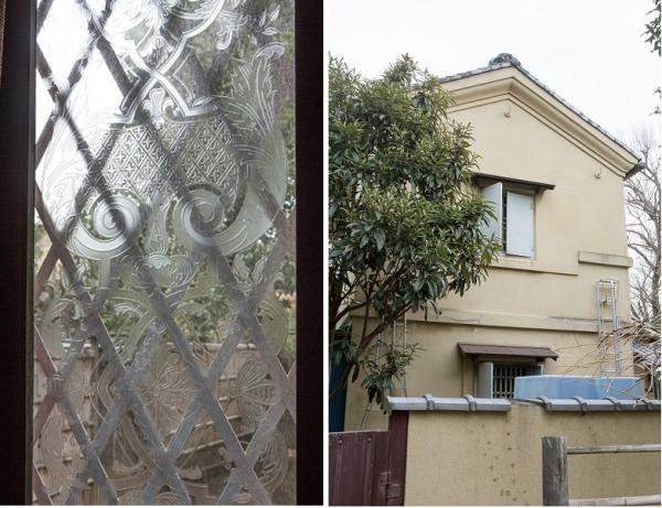 写真左：窓には表面に模様の入ったガラスがはめ込まれている<br>写真右：庭から戦前の蔵も見られる
