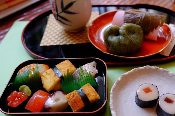 季節の菓子。ひな祭りに飾るようにと作られた寿司を模した和菓子（１個90円～）