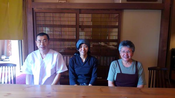 三代目の山田ひろみさん（中央）と、二代目の山田博さん・重子さん夫妻