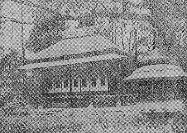 1964（昭和39）年当時の御小休所。手前は、中田氏が小金井から運んだ桜（写真出典：東京新聞）