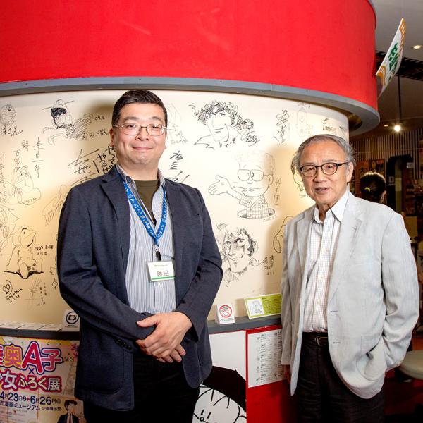 杉並アニメーションミュージアムの鈴木伸一館長（右）と事務局の藤田輝さん