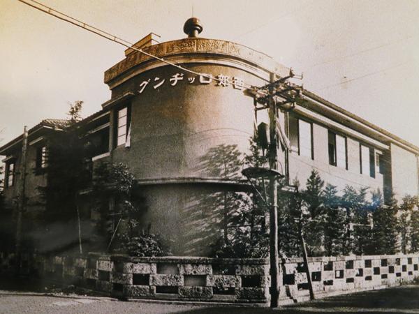 1937（昭和12）年の写真。角に丸みをもたせたモダンな外観は現在もそのまま（写真提供：西郊ロッヂング）