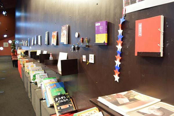 所有する2,000冊を超える蔵書のうち、「絵本の旅@カフェ」イベントのテーマに合わせてセレクトされた絵本