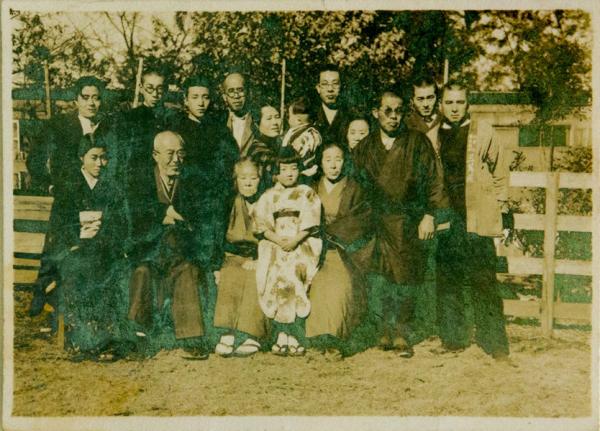 1939（昭和14）年頃、家族および「三蔦苑」の法被をきた牛欄寮の書生とともに（写真提供：江渡雪子さん）