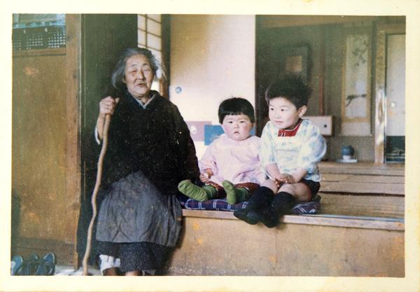 ひ孫と一緒に微笑む晩年の関村ミキ（写真提供：江渡雪子さん）