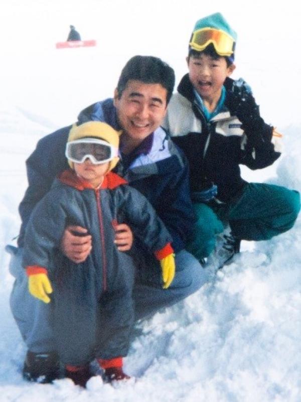 スノーボード初体験時の浅賀新平さん（右上）とお父さん（中）、弟の徹哉さん（左下）（提供：浅賀新平さん）
