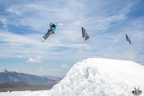 アメリカのスキー場のパークジャンプを気持ちよく飛ぶ様子（写真：柳田健一朗）