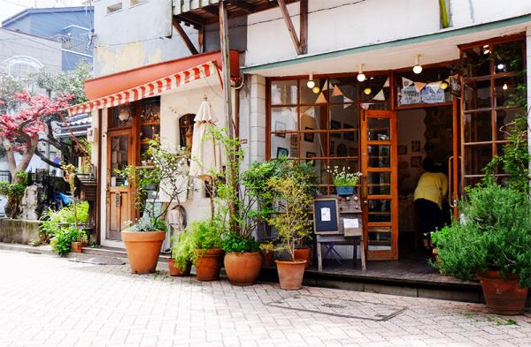 両隣は雑貨店とカフェ。高円寺あづま通り商店街の人気スポットの一つだ