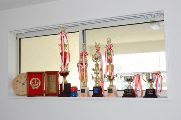 髙橋さんがこれまでに獲得した数々のトロフィ。時計の右が中学時代に優勝したとき、千葉市から授与された盾