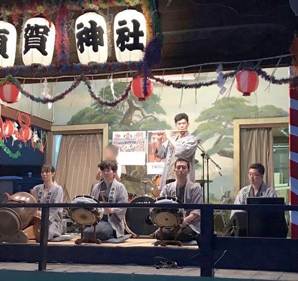 成宗須賀神社の例大祭での演奏（写真提供：成宗囃子保存会）