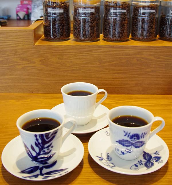 有田焼きの３種のカップでサーブされるブレンド（500円）。「お気に入りのカップがあれば指定してください」と瀬脇さんはいう