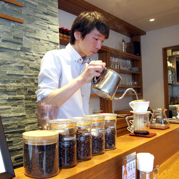 店長の瀬脇さん。スタッフはまずコーヒーの淹れ方指導を受け、店長の試験に合格して初めてコーヒーを客に出せる