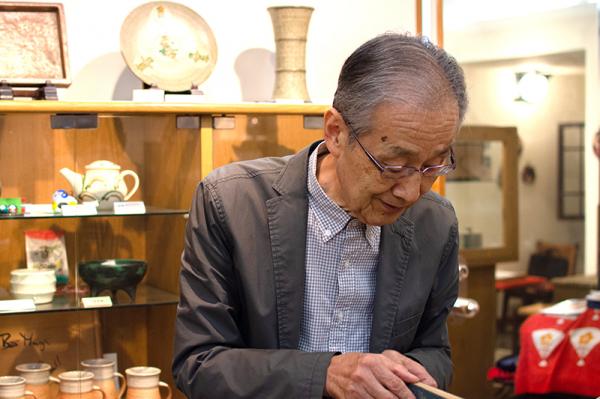 現店主の浩志さんは、両親、著名人、店、工芸品、そして「いろんな時代」のことを語り継ぐ