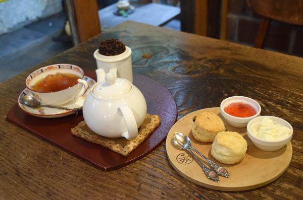 紅茶とジャムが選べるスコーンセット。写真の紅茶は「ジュンチャバリ茶園 ネパールオータムナルヒマラヤンブラック」。スコーンはもちろん、ジャムも自家製
