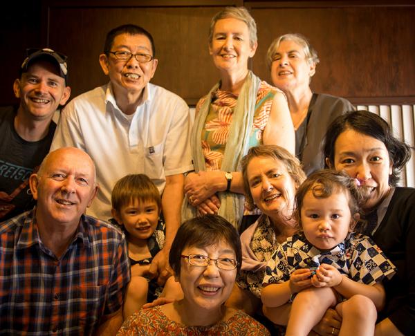 オーストラリアと日本の家族。後列左がアンディさん（写真提供：アンディさん）