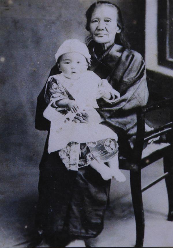 祖母に抱かれる幼き日の髙橋さん（写真提供：髙橋初男さん）