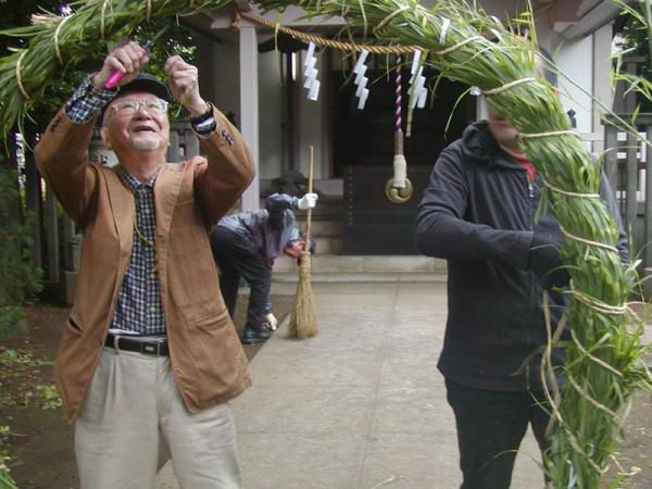 尾﨑熊野神社で茅の輪（ちのわ）づくりに励む（写真提供：髙橋初男さん）