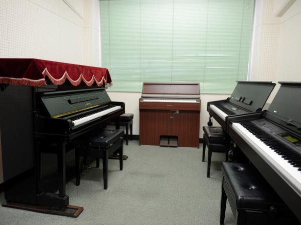 ピアノ指導の教員数が多く、個人レッスンや授業も充実している。校内にピアノが弾ける環境があることは、保育者を目指す学生達に好評（写真提供：東京保育専門学校）