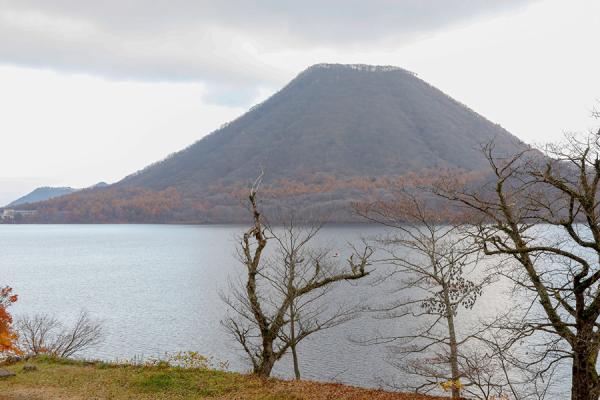 東吾妻町から車で40分ほどの榛名湖や榛名山に、足を延ばして観光する選択肢もある
