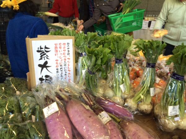 新鮮野菜の販売が区民に好評の「吾妻の朝市」