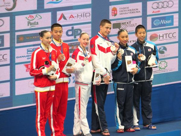 「第16回FINAジュニア世界選手権大会」の表彰式。金メダルのロシアペア、銀メダルの中国ペアと（写真提供：岩崎さん）