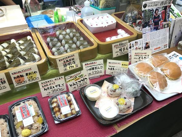本来、辛党である角田さんも一押しの「越後鶴屋」。季節の和菓子や杵つき餅、おこわ、豆腐プリンに、開店前から並ぶ人も