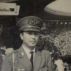 1964（昭和39）年の東京オリンピックで警備を担当。バックにはスタジアムの大観衆（写真提供：原田弘さん）