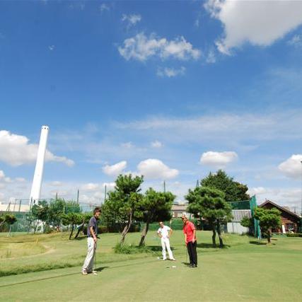 「東京のど真ん中で緑に囲まれ練習ができる」と学生たちからも好評の環境（写真提供：東京ゴルフ専門学校）