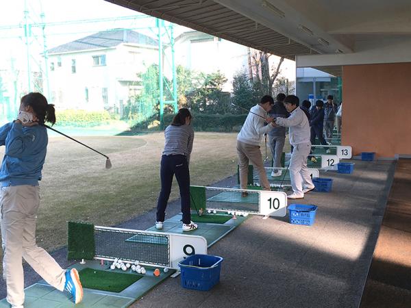 学生は「ハイランドセンター」のゴルフ練習場をいつでも利用できる（写真提供：東京ゴルフ専門学校）
