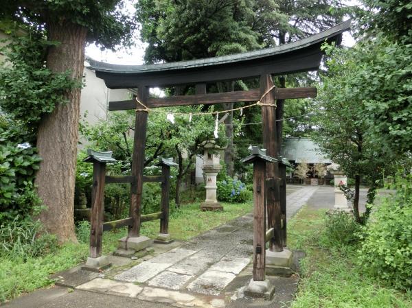 厳島神社などで見られるような、四足の木造鳥居が今も健在