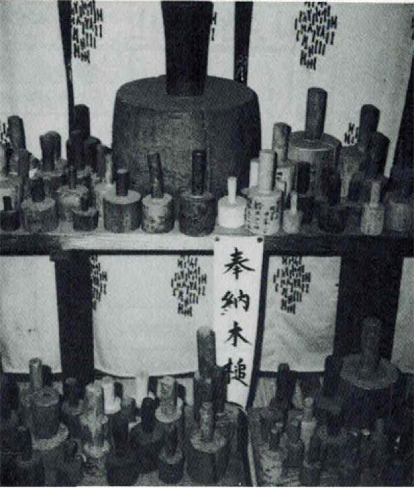 社殿に納められた小槌（写真提供：田端神社）