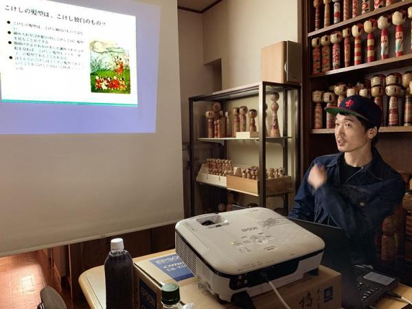 「書肆ひやね」で伝統こけしに関する考察を発表する山藤さん （写真提供：山藤輝之さん)