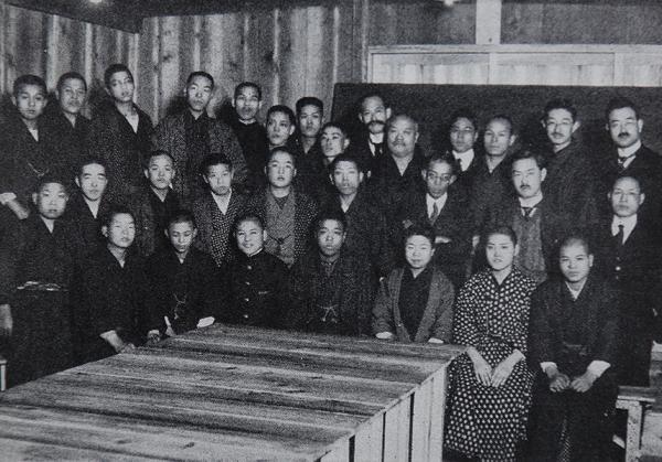 1919（大正8）年９月、信愛中等夜学校創立の記念写真（写真提供：有馬頼央氏）