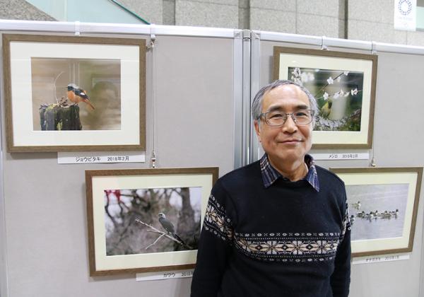 2019（平成31）年、杉並区役所１階で開催の「善福寺川「水鳥の棲（す）む水辺」創出事業パネル展」に提供した野鳥写真の前で