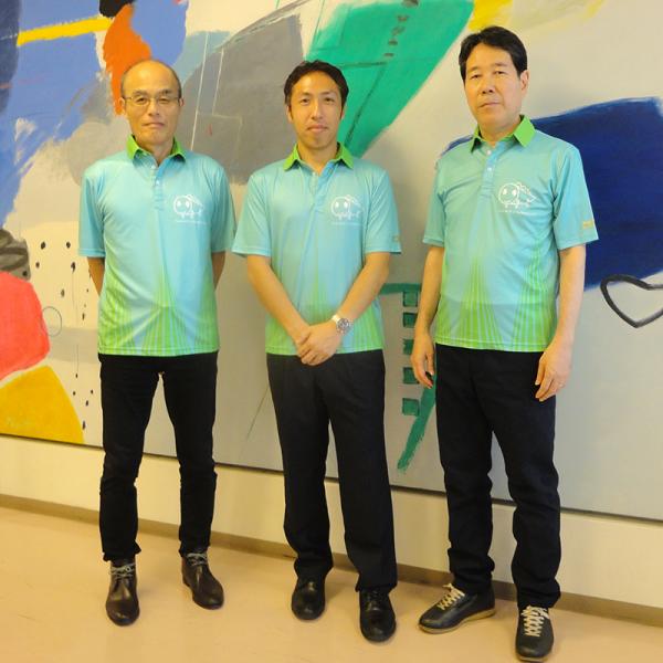 オリジナルユニフォームを着たTEAM NAMISUKEの３名。左から高木さん、梅垣さん、松本さん