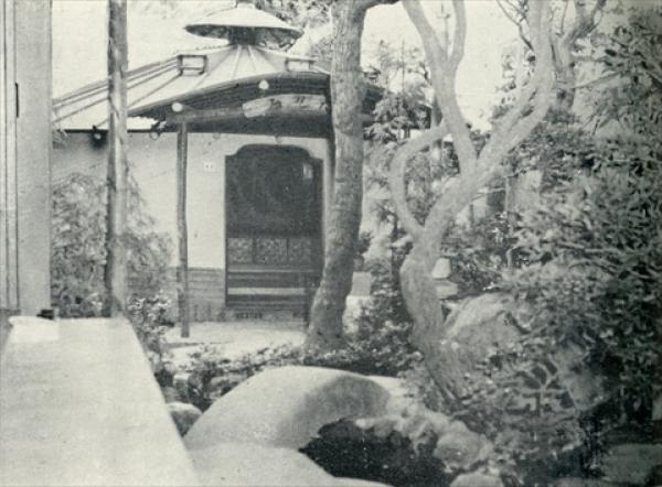 日本庭園に点在したパオ（出典：『躍進の杉並』昭和28年発行）