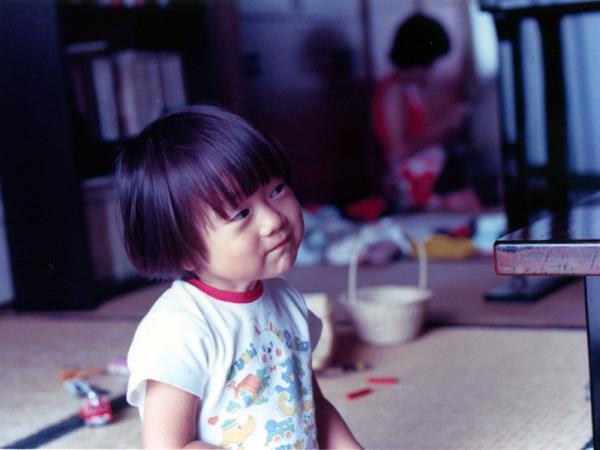 幼少時、オリジナルのルールを考えて遊んでいたという鈴井氏。その経験が今のゲーム作りに生かされている（写真提供：インディーズゼロ）