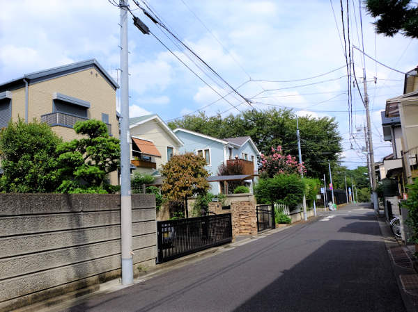 西荻窪の静かな住宅街。「四角四面の二階建てコンクリート建築」と描かれているかがやき荘は、こんな住宅街の一軒がモデルだろうか
