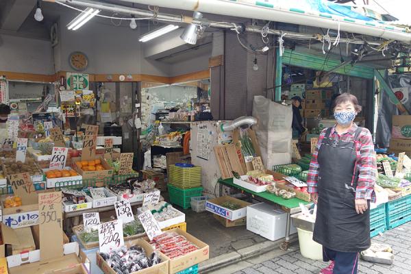 関東大震災前の1920（大正９）年から営業を続ける「梅六青果店」。小島さんの旧姓は梅田、店名の「梅六」の由来でもある